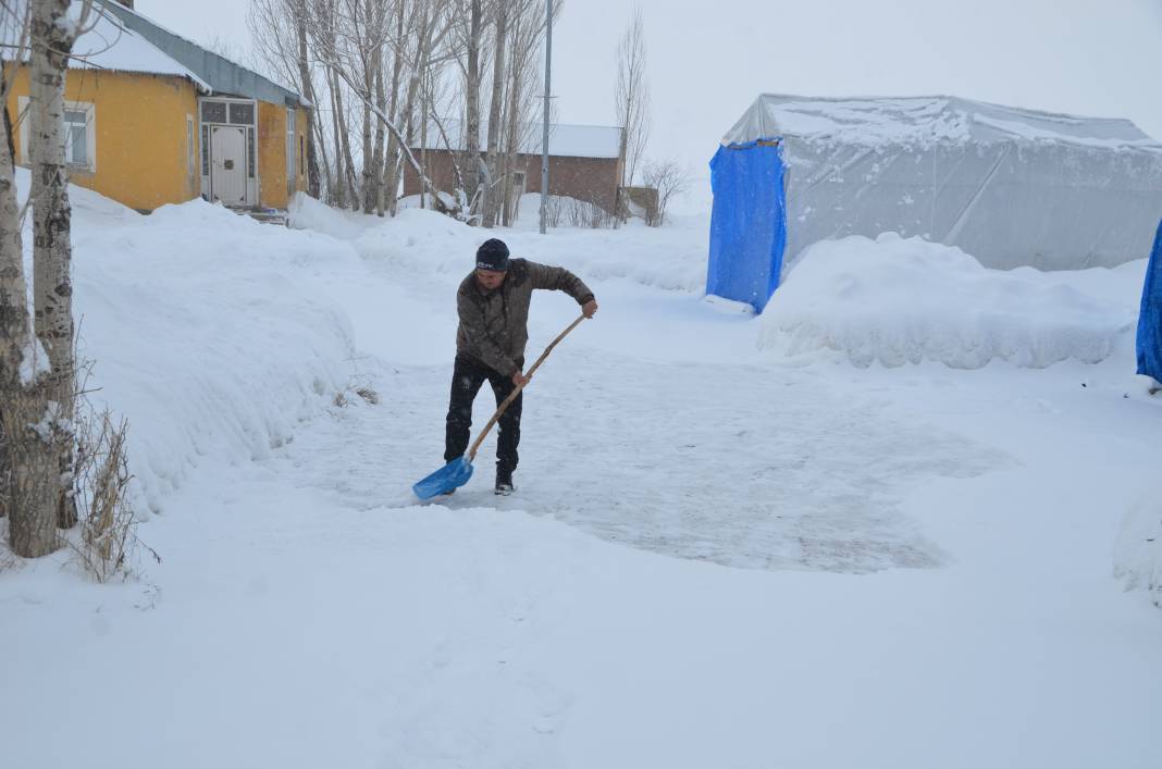 Hakkari ve Yüksekova’da kar 2 metreyi aştı. Tek katlı evler ve ahırlar kara gömüldü 11